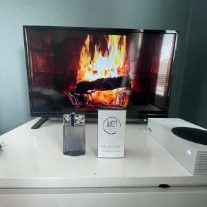 Alien Man Mirage parfym 100ml Mugler - Alien Man Mirage från Mugler är en herrparfym i en stilren, transparent grå glasflaska med metallisk spraytopp. Flaskan rymmer 100 ml eau de toilette och har en modern, kantig design. Kommer med originalkartong i vitt med silverdetaljer. Den har maximal vätska parfym i så 100 av 100 ml i flaskan. Priset kan gå ner vid snabb affär.