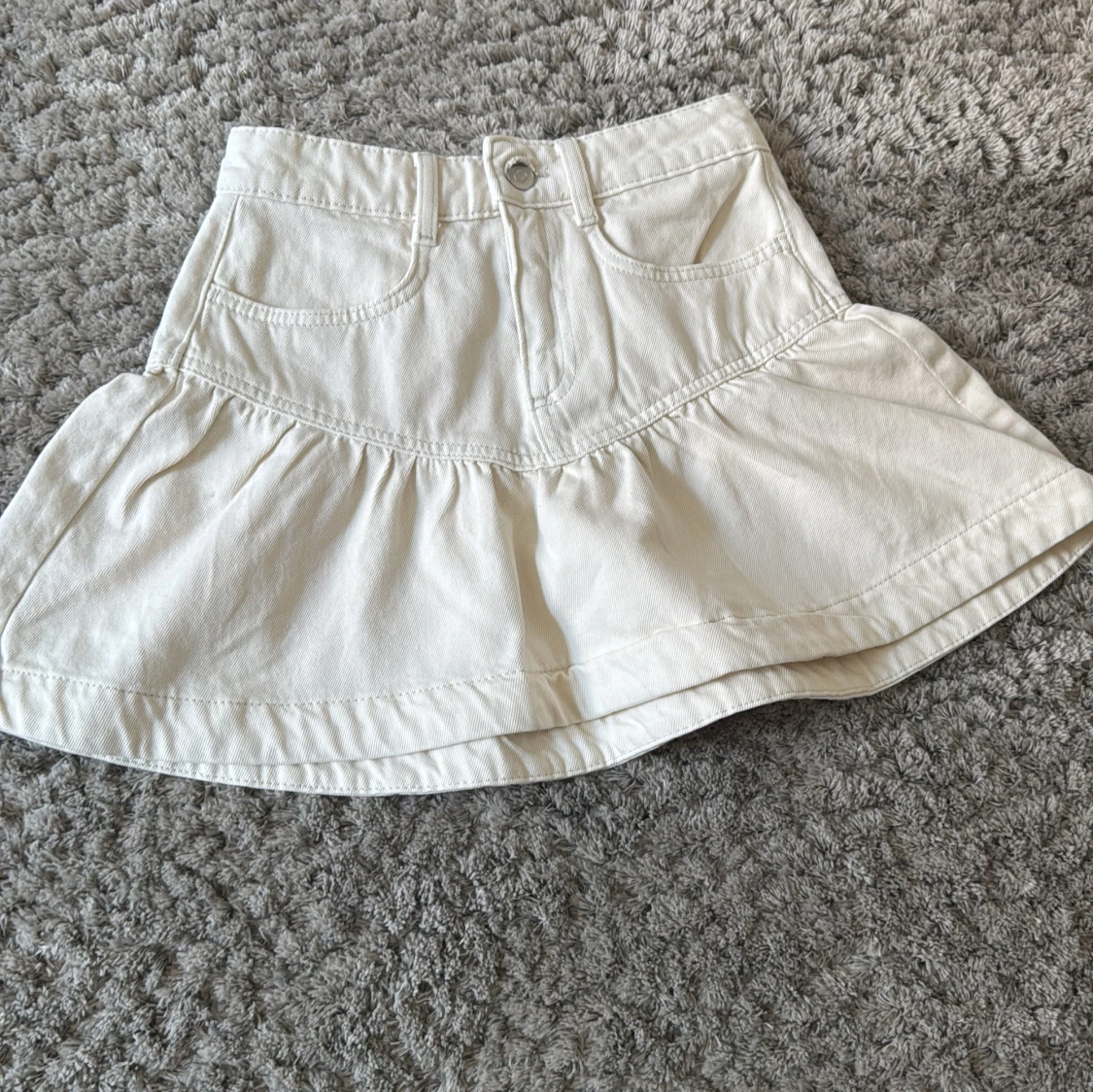 Vit volangkjol i jeansmaterial