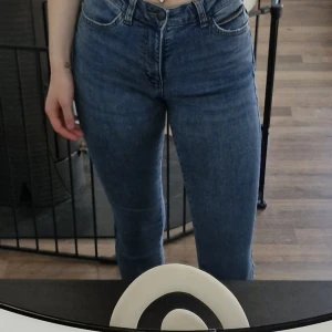 Blå skinny jeans från Ullared - Säljer ett par klassiska blå skinny jeans från Ullared.. Byxorna är högmidjade med fem fickor och dragkedja med knapp framtill. Perfekta för dig som gillar en tight passform och enkel stil. Aldrig använda