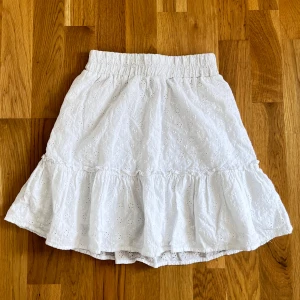 Vit volangkjol med broderade detaljer - Söt vit kjol med volang och broderade blommönster i storlek xxs🤗💕