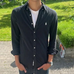 Ralph Lauren skjorta  - Snygg Ralph Lauren skjorta storlek s , passar 175-185 ca😃. Köper du fler skjortor får du paketpris, följ för mer😇