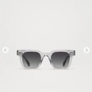 Grå transparenta solglasögon - Snygga solglasögon med transparent grå båge och fyrkantig form. Glasen är mörktonade och ger en cool vibe. Ramen är tjock och modern, perfekt för dig som vill sticka ut med en stilren accessoar.