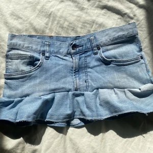 Ljusblå jeanskjol med volang från Crocker.  - Supersöt ljusblå jeanskjol från Crocker med volang nertill. Verkligen jättefin och passar dig bäst som har storlek S. 