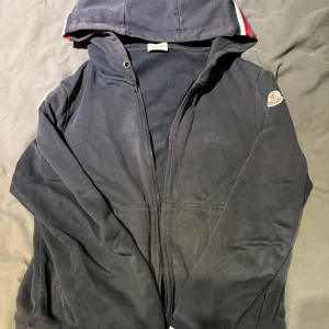 Moncler hoodie - Säljer denna tröjarn då den är sönder i dragkedjan men går att laga. Pris kan diskuteras då jag inte direkt bryr mig om tröjarn. Fläckarna går bort i tvätten. Tvättar också innan ja skickar 