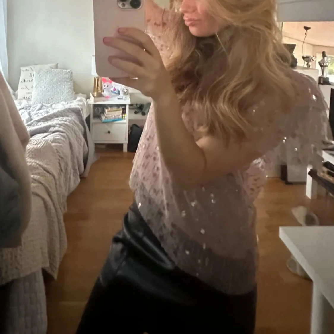 Rosa glittrig blus med volangärmar