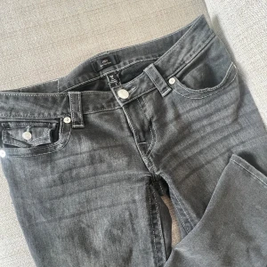Svarta jeansbyxor från True Religion Joey - Dom här har blivit burna typ 1 gång annars ej använda och är i jätte bra skick. Om man vill fråga något så är det bara att skriva. 💕 Priset kan diskuteras.  Storlek w28/M. 