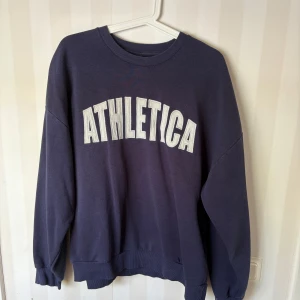 Mörkblå sweatshirt från Gina Tricot - Säljer en mörkblå sweatshirt från Gina Tricot i storlek XL, använt ett fåtal gånger