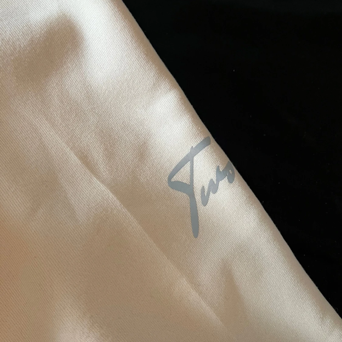 Brun och vit varsityjacka med rosdetalj - 2