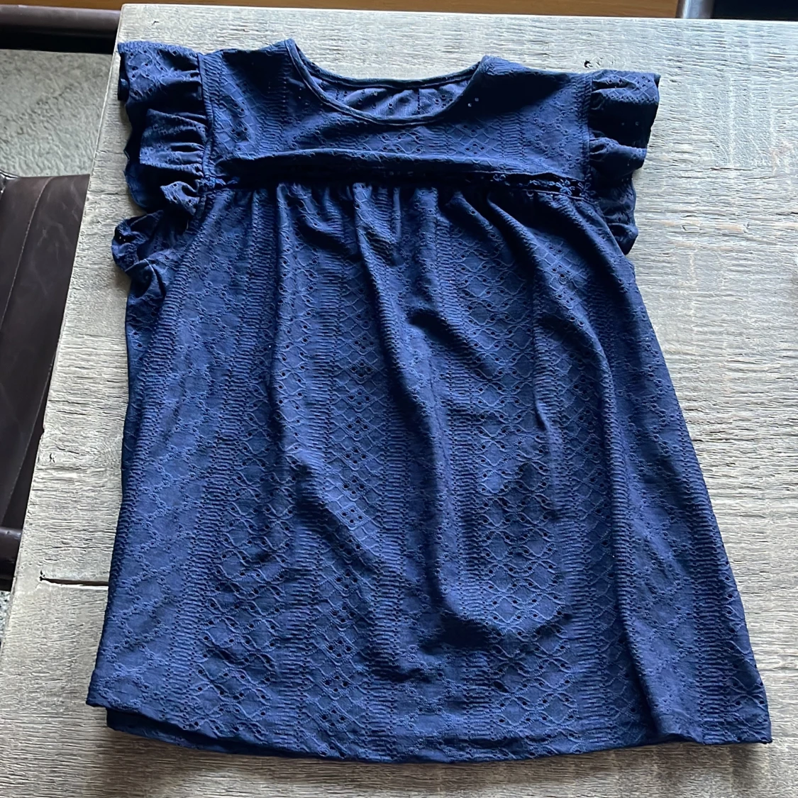 Mörkblå blus med volangärmar