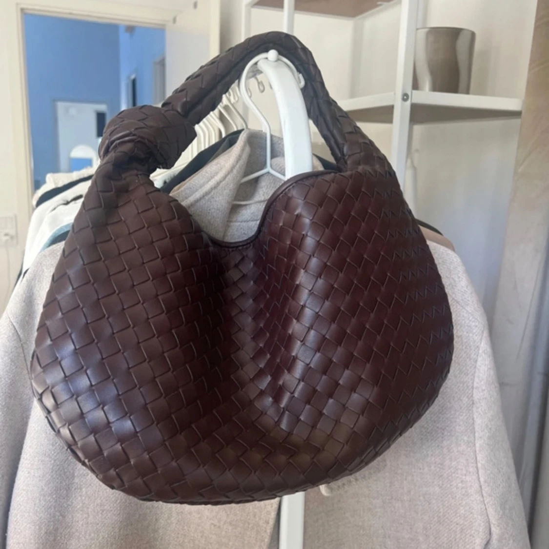 Vinröd flätad axelväska i skinn med Knut  - 2