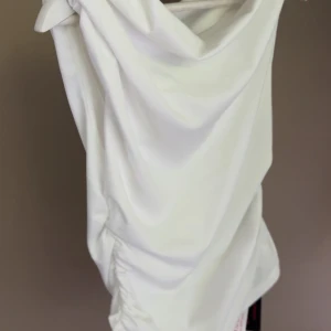 Vit topp - Säljer en vit topp som jag aldrig har använt så det va fel storlek för mig och jag själv tyckte inte att den satt bra på mig .