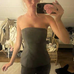 Mörkgrå randig figursydd tubtopp - Jättefint bandeu topp som är grårandig från zara den är figursydd 
