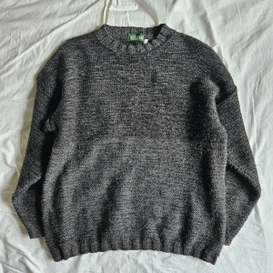 Mörkgrå stickad tröja från Iceland - Jätte mysig stickad tröja!