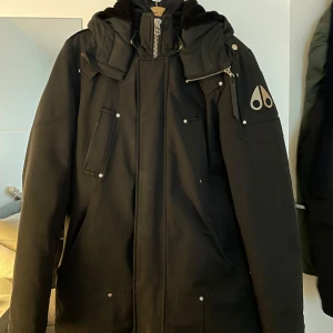 Svart vinterjacka Moose Knuckles Strl L FYND! - Säljer nu min Moose Knuckles Vinterjacka Långa Versionen Strl L i mycket fint skick. Använts sparsamt endast en vinter! Har köpt en annan vinterjacka inför vinter så är inte av behov utav denna!  Nypris på dessa ligger på [hidden information]kr i butik ( NK & Johnells ) säljes för 7500 eller högstbjudande!   Finns i Stockholm/Kista Hör av dig vid mer info! 