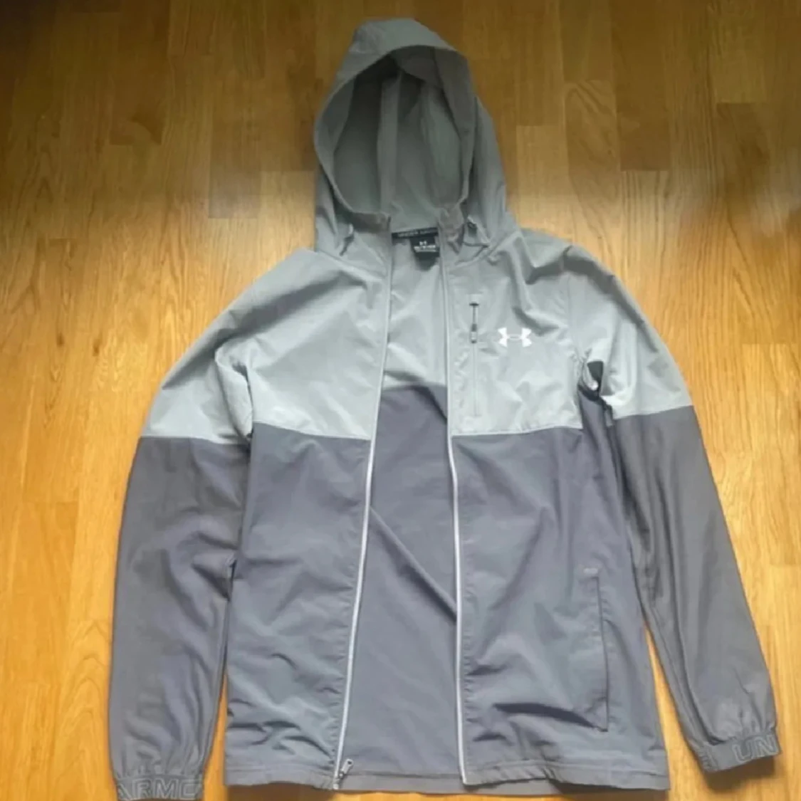 Grå vindjacka från Under Armour