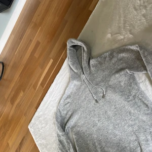 Grå hoodie i kashmir från Marcelino Atelier - Supermjuk ljusgrå hoodie från Marcelino Atelier i kashmir. Tröjan har huva med snörning, ribbade muddar och lång ärm. Perfekt för dig som gillar en chill och stilren look. Snygg att matcha med jeans eller mjukisbyxor. Skriv gärna om ni har frågor osv🤗👍🏽det är st S men jag skulle säga att den passar XS