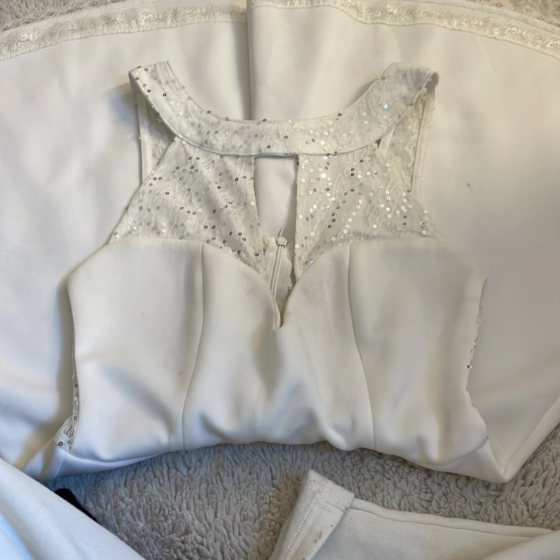 Vit kort klänning med paljetter - 2