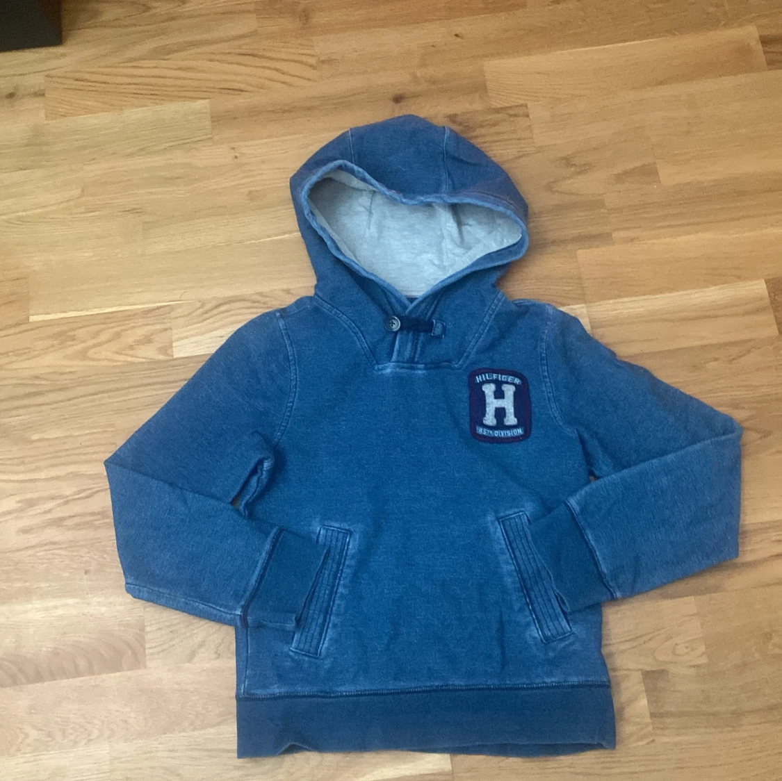 Blå hoodie från Tommy Hilfiger