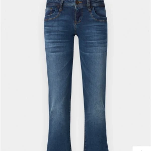 LTB Valerie jeans - Säljer ett par blå jeans med bootcut och låg midja i storlek 27/30. Använda några enstaka gånger. Pris går att diskutera!🤗💗