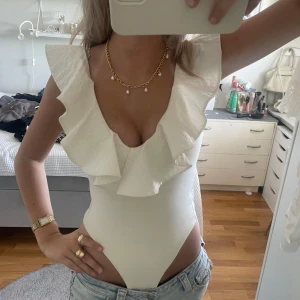 Vit volangbody från Zara - Supersnygg vit body med djup v-ringning och stora volanger längst urringningen 😊😊