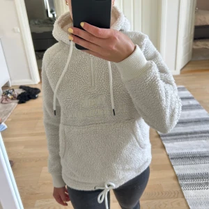 Peak performance hoodie  - En jättefin ullig peak performance hoodie i storlek XS💕 Fint skick