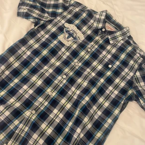 Rutig blå skjorta från Esprit - Skjorta från esprit med snygga detaljer! Pris går att diskutera 💙