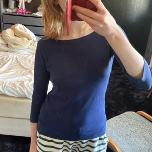 Blå tunn tröja! - Mörkblå superbekväm tröja <3 Den har lite småfläckar (bild 4+5) men jag tror nog de kan gå ur med galltvål