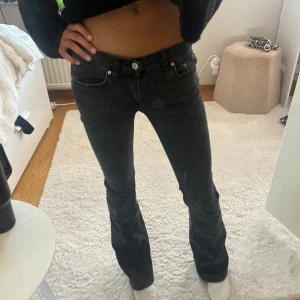 Svartgråa bootcut jeans från Gina tricot - Snygga gråsvarta bootcut jeans från Gina Tricot, använt kanske 1 eller 2 gånger så väldigt bra skick! Dom är sydda lågmidjade av en skräddare så de är bra sytt och sitter bra! Orginalpris :500kr