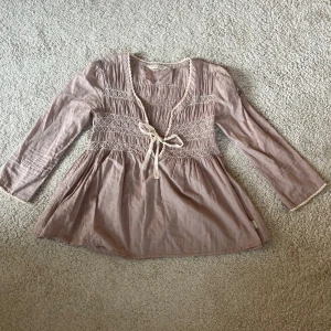 Beige blus med knyt och broderi - Supersöt beige blus från Odd Molly med broderade detaljer och knyt framtill. Köpt på Vinted för ca 1 år sedan. Skriv om ni har några frågor!🩷