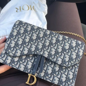 Dior saddle pouch med kedja storlek medium - Köpt 2022 i Cannes. Knappt använd, således i super fint skick. Kvitto medföljer