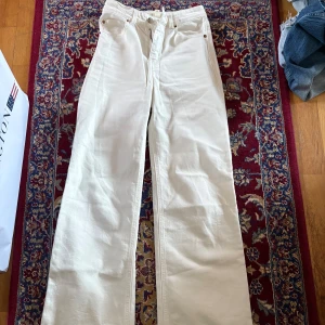 Vita raka jeans - Säljer ett par vita jeans från H&M i storlek 34. Byxorna har hög midja. Ingen bild med de på då de är för små. Lite korta för mig som är 177cm. Så passar kanske den som är runt 170. Använda enbart en gång