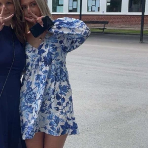 Klänning från H&m - Blå blommig kort klänning från h&m!💕