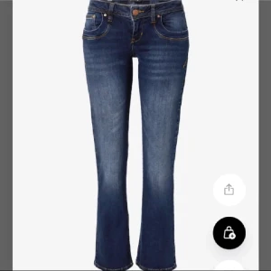Skitsnygga lågmidjade jeans från LTB - Snygga mörkblå bootcut jeans från LTB i modellen Valerie. Storlek 27/32 och är i jättebra skick. Hör av er vid eventuella frågor💗