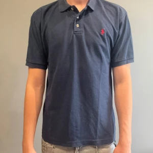 Ralph lauren piké  - Säljer en lite äldre Ralph lauren pike i bra skick! Storlek L men passar M. Pris kan diskuteras vid snabb affär
