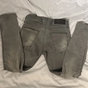 Replay anbass slimfit grå jeans storlek 28/30 - Snygga gråa Replay anbass jeans i slim passform, jeansen har en rak passform och normal midja. Materialet är mjukt och stretchigt för extra komfort. Skriv vid funderingar.