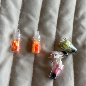 Söta örhängen med dryck och citrus - Unika örhängen formade som små dryckesglas med sugrör och burkar fyllda med orangea citronskivor. Färgerna är gul, orange, rosa och brun, och de är gjorda av plast. Perfekt för dig som gillar roliga och färgglada accessoarer!