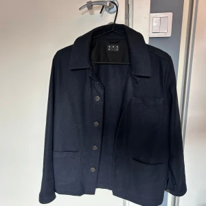 Ull overshirt från Asket! - En nästan helt ny navy overshirt från Asket. Väldigt bra skick. Nypris 2200kr. Storlek XS REGULAR