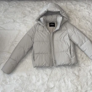 Ljusgrå/beige pufferjacka från Zara XS - Säljer en ljusgrå/beige pufferjacka från Zara i storlek XS (passar även S)