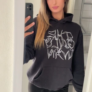 Svart hoodie The Only Wan x Ant Wan - Svart hoodie med stor vit text 'The Only Wan' på framsidan och artwork på ryggen med låttitlar och Ant Wan-logga.