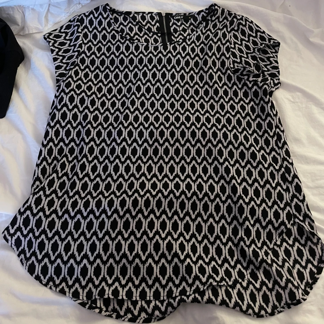 Tunn svart/vit blus! - 2