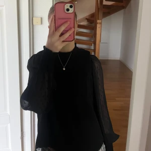 Svart blus - Svart blus från NA-KD i storlek xs