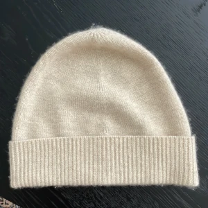 Soft goat kashmir mössa - En mössa från soft goat i 100% kashmir. Säljs till bra pris och är i one size. Väldigt skön och perfekt att köpa nu när vi börjar gå mot kallare tider. Är köpt i vintras men har ej kommit till användning. Passa på nu!