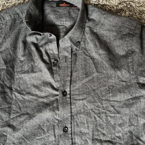 Grå skjorta från Morris 🤩🙌 - Snygg grå skjorta från Morris i storlek 35/36. Vilket passar en som bär storlek S🤩🙌