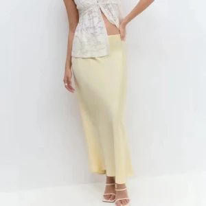 Ljusgul satinkjol Gina tricot  - Ljusgul satinkjol ifrån Gina Tricot, helt ny! Aldrig använd. Köptes i maj men har aldrig kommit till användning. Inga defekter. Slutsåld på hemsidan 