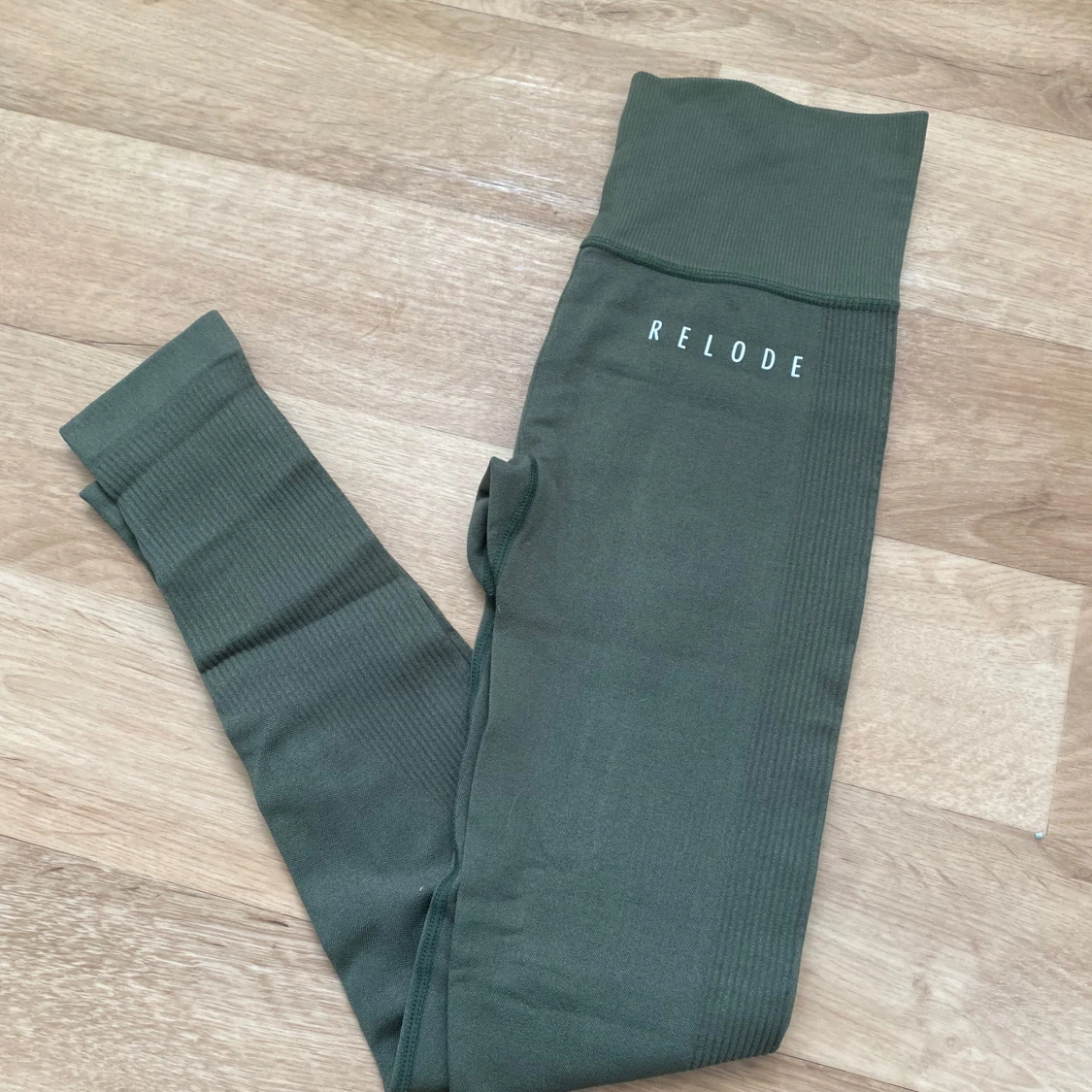 Olivgröna seamless leggings från Relode