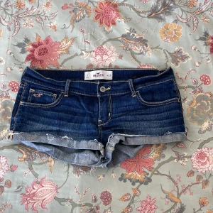 Mörkblå jeansshorts från Hollister - Lågmidjade mörkblå jeansshorts från Hollister💕💕midjemåttet: 39cm 