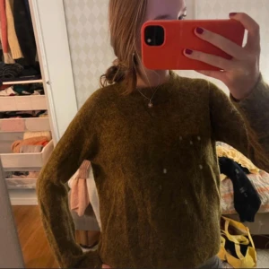 Stickad tröja - Stickad tröja i mohair blend. Färgen olivgrön/brun. Storlek s, men hade passat en xs också.