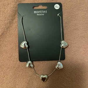 Silverhalsband med hjärtan - Gulligt halsband från Montini/Ur&Penn med fem blanka, silverfärgade hjärtan i 3D. Skriv om du har frågor o läs helst min bio innan du köper💕