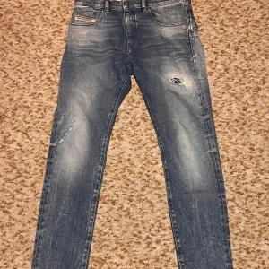 Blå jeans från Diesel - Snygga blå jeans från Diesel med slitningar och en liten reva på låret. Storlek W32 L32. Kan gå ner i pris vid snabb affär. Kom privat för fler frågor 
