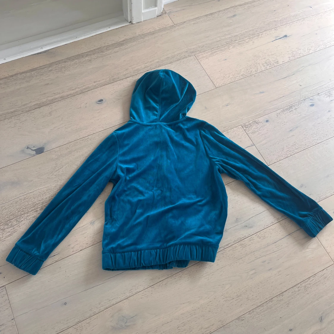 Blå velour hoodie från Juicy Couture - 1